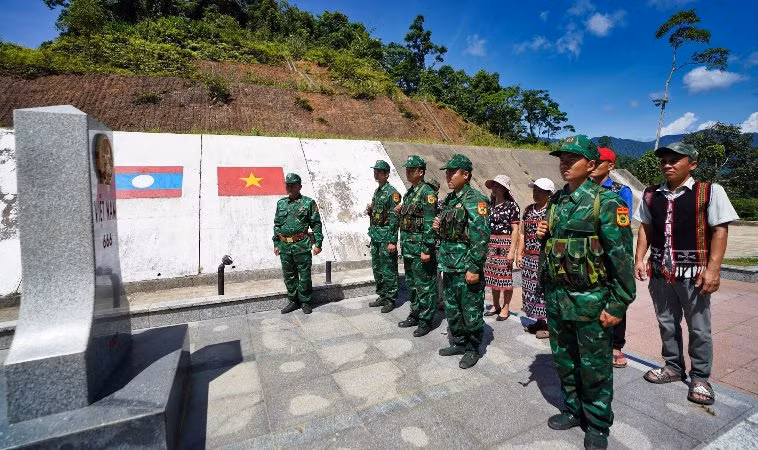 Buổi lễ chào cờ của lực lượng Bộ đội Biên phòng cùng người dân tại cột mốc biên giới Việt-Lào qua tỉnh Thừa Thiên Huế. (Ảnh: BP)