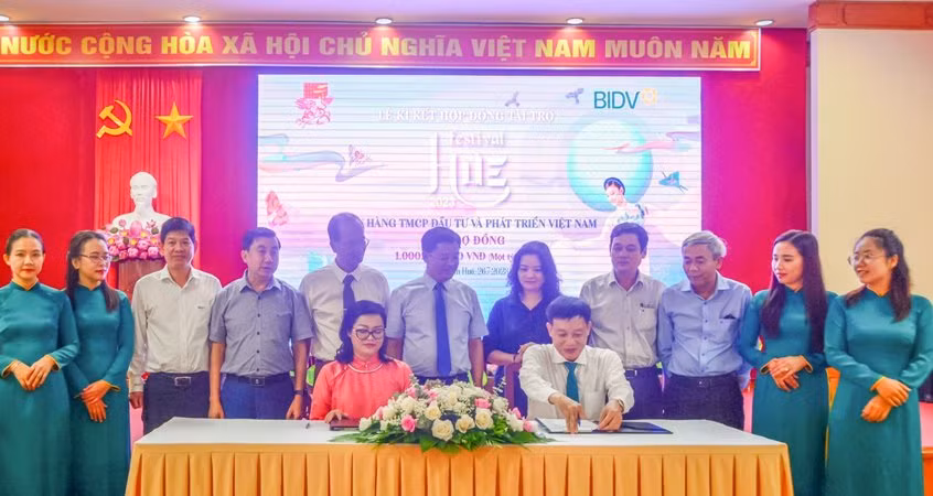 Ký kết hợp đồng tài trợ giữa Ban tổ chức Festival Huế và Ngân hàng TMCP Đầu tư và Phát triển Việt Nam (BIDV).