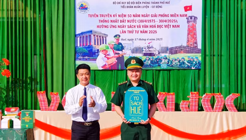 Sở Văn hoá và Thể thao TP Huế tặng “Tủ sách Huế” cho Tiểu đoàn Huấn luyện-Cơ động.