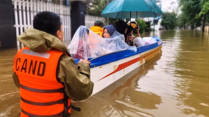 Công an thị xã Hương Trà cứu người bị nạn tại xã Bình Tiến đưa đi cấp cứu kịp thời.