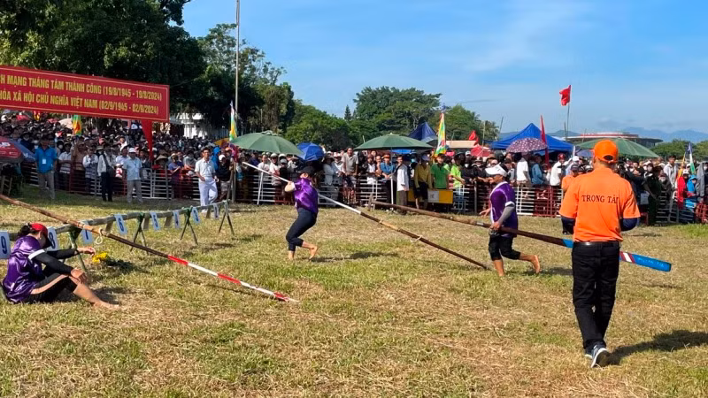 Các vận động viên đội nữ tranh tài quyết liệt khi về đích. Các vận động viên đội nữ tranh tài quyết liệt khi về đích.