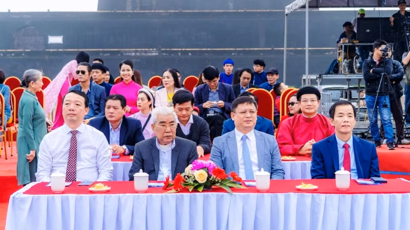 Lãnh đạo tỉnh, du khách và người dân địa phương xem tái hiện Lễ Ban sóc triều Nguyễn.