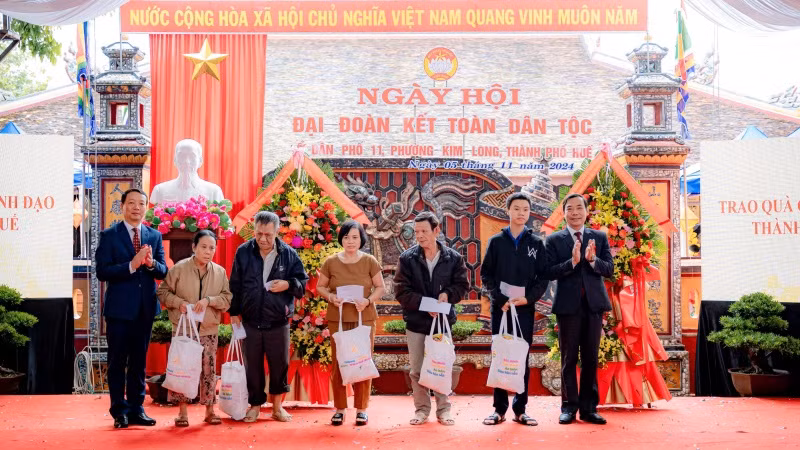 Ủy viên Thường vụ Tỉnh ủy, Bí thư Thành ủy, Chủ tịch Hội đồng nhân dân thành phố Huế cùng lãnh đạo Ủy ban Mặt trận Tổ quốc Việt Nam thành phố trao quà tặng các hộ nghèo, hoàn cảnh khó khăn.