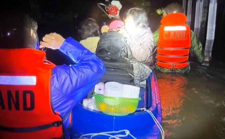 Công an phường Phú Thượng, thành phố Huế giúp đỡ người già di dời đến nơi an toàn tối 15/11.