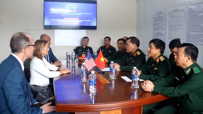 Cũng tại xã Đông Sơn, Thượng tướng Hoàng Xuân Chiến tiếp bà Aler Grubbs, Giám đốc Cơ quan Phát triển Quốc tế Hoa kỳ tại Việt Nam nhân dịp đến dự lễ công bố.