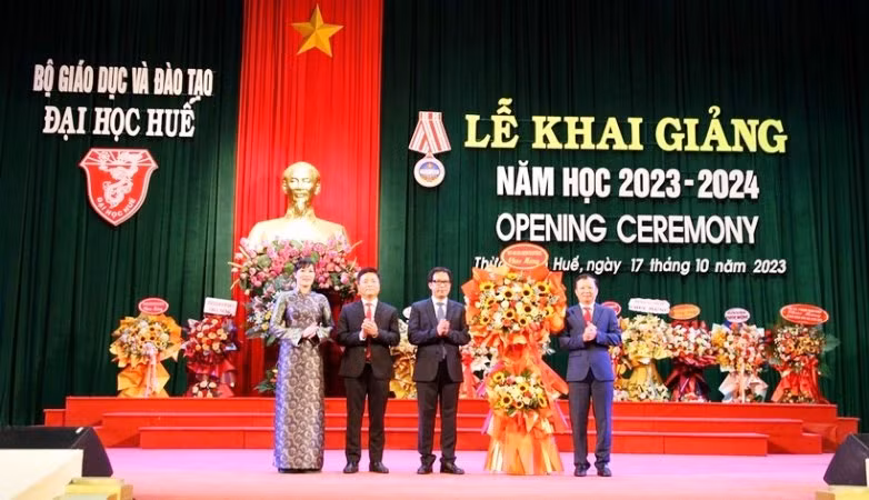 Đồng chí Lê Trường Lưu, Ủy viên Trung ương Đảng, Bí thư Tỉnh ủy, Chủ tịch Hội đồng nhân dân tỉnh, Trưởng đoàn đại biểu Quốc hội tỉnh tặng hoa chúc mừng Đại học Huế tại lễ khai giảng.