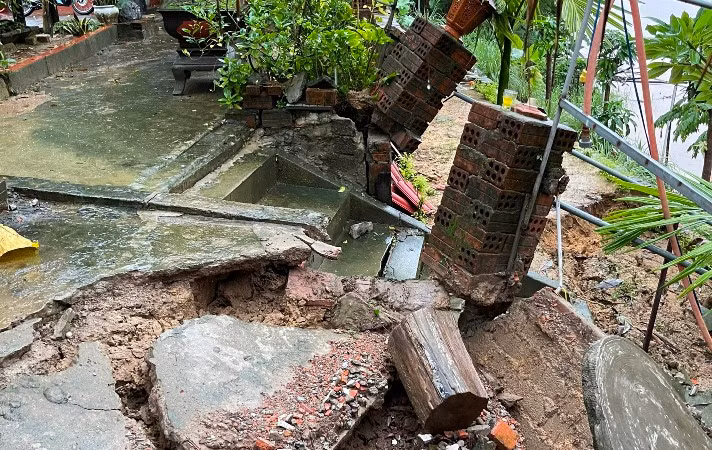 Hằng năm, tình trạng sạt lở bờ sông Hương qua phường Hương Hồ (TP Huế) luôn diễn ra trong mùa mưa lũ, uy hiếp đến nhiều hộ dân trong khu vực.