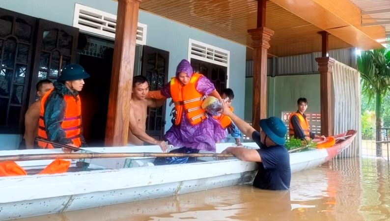 Chị Nguyễn Thị Phượng (mang thai tháng thứ 9) được lực lượng xung kích đưa đến nơi an toàn để chờ sinh.