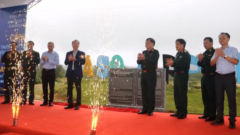 Các đại biểu thực hiện nghi thức lễ công bố.