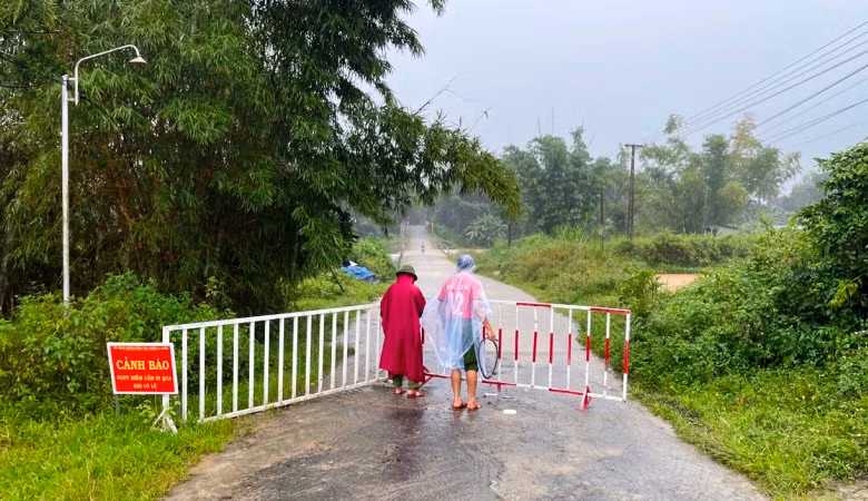 Công an huyện A Lưới tổ chức đặt rào chắn cảnh báo không cho người và các phương tiện qua lại các tuyến đường bị ngập lụt, sạt lở nguy hiểm.