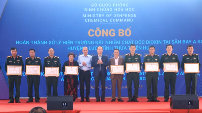 Trao tặng Bằng khen của Bộ trưởng Quốc phòng cho các cá nhân có thành tích xuất sắc trong quá trình thực hiện dự án.