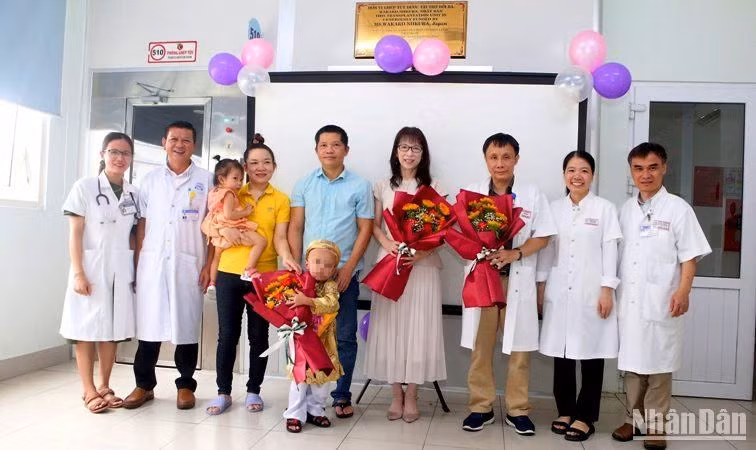 Lễ ra viện cho bệnh nhi 4 tuổi là ca ghép tế bào gốc tự thân thứ 35 tại Bệnh viện Trung ương Huế.