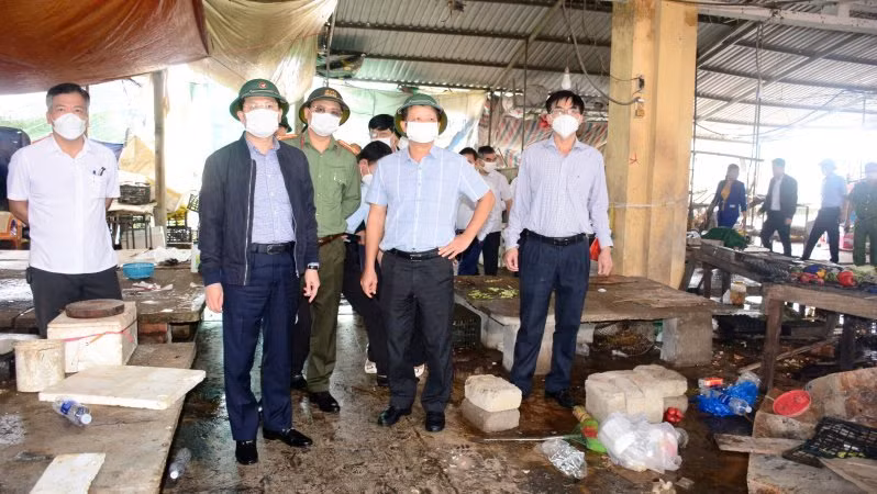 Đồng chí Bí thư Tỉnh ủy Lê Trường Lưu đã đi thực địa, khảo sát hiện trường vụ cháy.