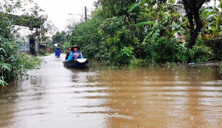 Ảnh hưởng của hoàn lưu áp thấp nhiệt đới khiến nhiều địa phương vùng thấp trũng tại Thừa Thiên Huế thuộc hạ lưu sông Hương, sông Bồ bị ngập nặng do mưa lớn.
