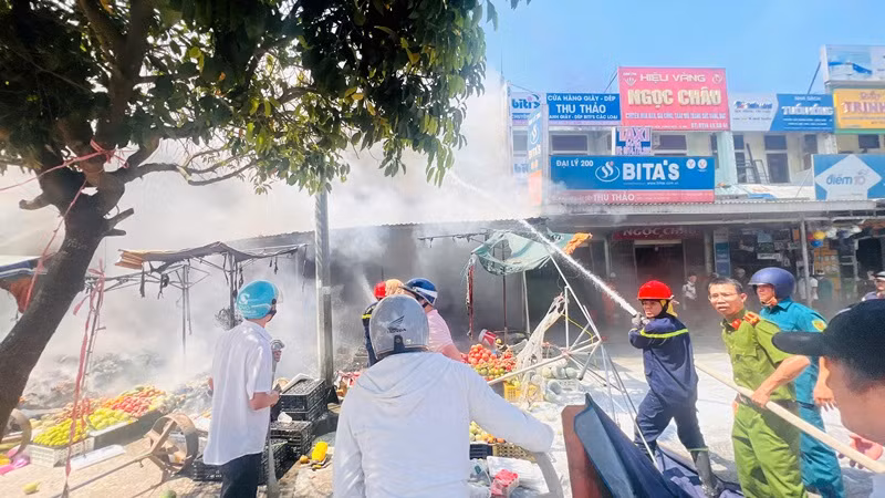 Tại hiện trường, đám cháy bùng phát dữ dội tại các ki-ốt bán hoa quả gần Quốc lộ 1A.