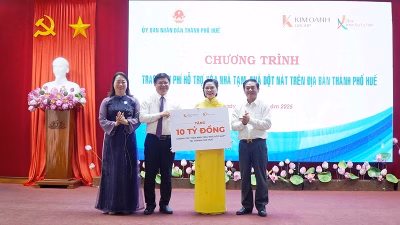 Quỹ Khởi sự Từ Tâm - Tập đoàn Kim Oanh trao 10 tỷ đồng để hỗ trợ chung tay xóa nhà tạm, nhà dột nát trên địa bàn thành phố Huế.