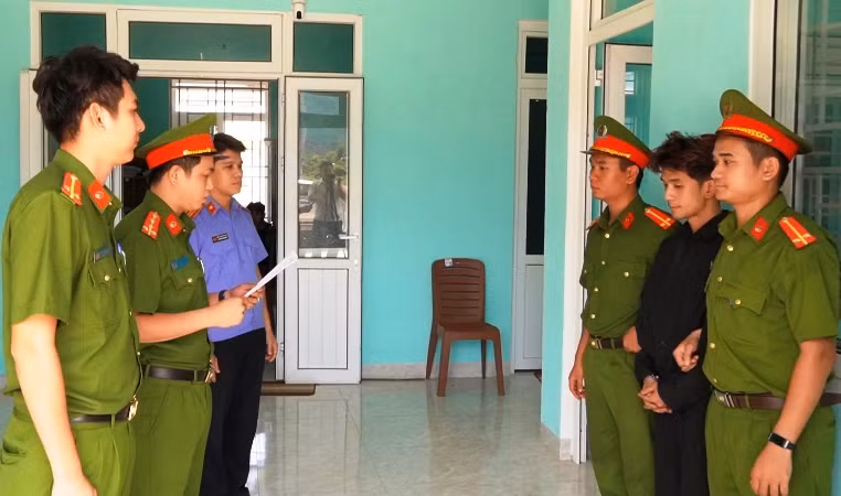 Công an huyện Phú Lộc (tỉnh Thừa Thiên Huế) thực hiện lệnh giữ người trong trường hợp khẩn cấp.