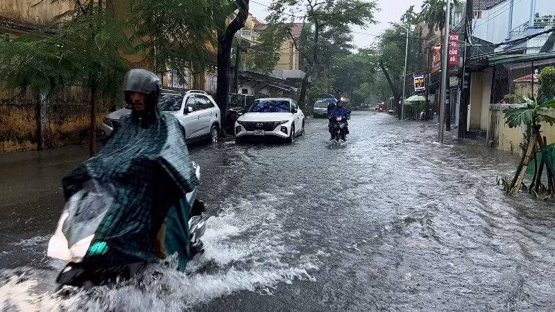 Những vị trí thấp trũng, khó thoát nước ngập cục bộ, giao thông đi lại gặp nhiều khó khăn.