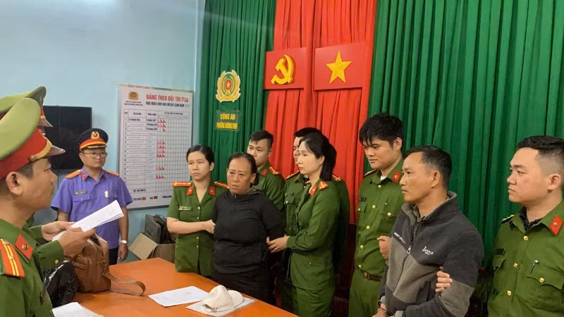 Công an đọc quyết định khởi tố vụ án, khởi tố bị can, bắt tạm giam 2 đối tượng về hành vi “Làm giả tài liệu của cơ quan, tổ chức”.