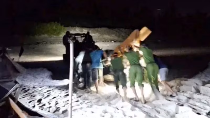 Lực lượng chức năng hỗ trợ người dân đưa thuyền vào nơi tránh bão an toàn. (Ảnh: CTV)