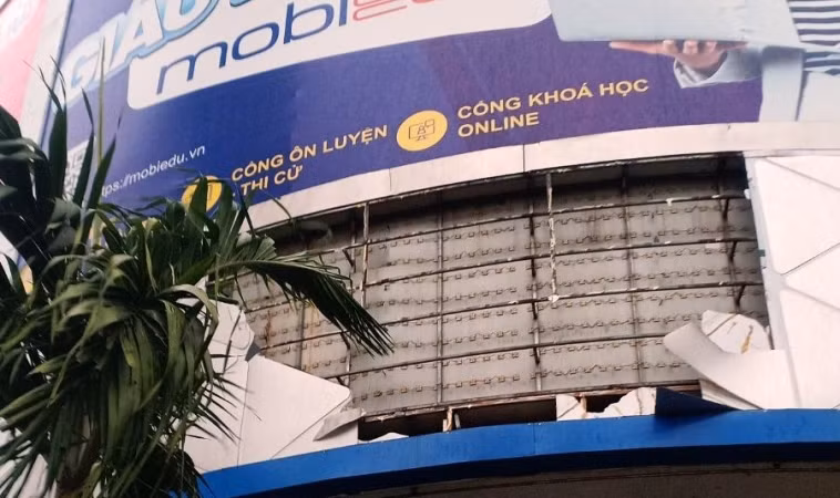 Biển hiệu một công trình ở thành phố Huế bị giông lốc cuốn bay, vỡ kính.