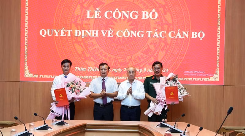 Đồng chí Bí thư Tỉnh ủy Lê Trường Lưu cùng Phó Bí thư Thường trực Tỉnh ủy Phan Ngọc Thọ trao Quyết định và tặng hoa chúc mừng các cá nhân.