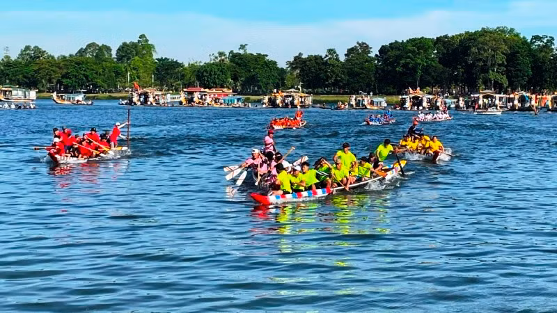 Tranh tài quyết liệt khi xuất phát ra vè giữa sông. Tranh tài quyết liệt khi xuất phát ra vè giữa sông.