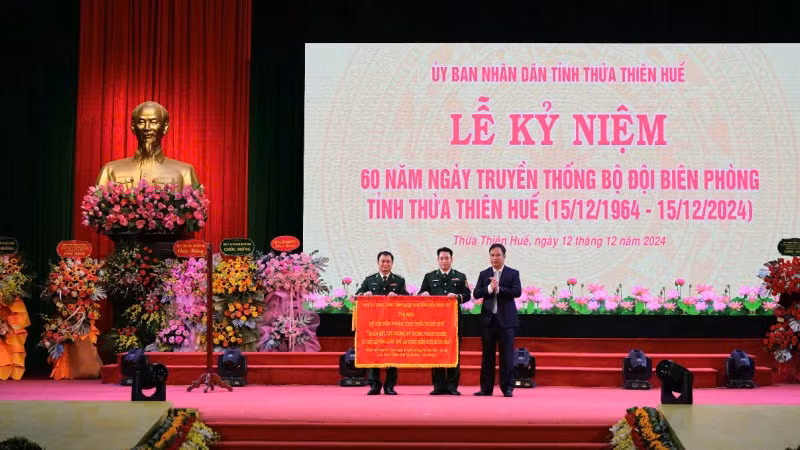 Thay mặt lãnh đạo tỉnh, đồng chí Phó Bí thư Thường trực Tỉnh ủy Phạm Đức Tiến trao tặng bức trướng của Ban Chấp hành Đảng bộ tỉnh “Bộ đội biên phòng tỉnh đoàn kết, nêu gương, kỷ cương, trách nhiệm vì chủ quyền lãnh thổ, an ninh biên giới quốc gia”.