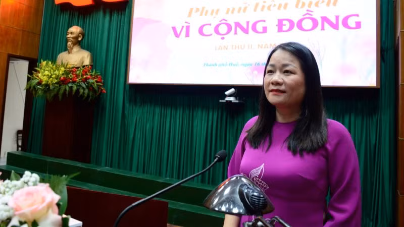 Chủ tịch Hội Liên hiệp Phụ nữ tỉnh Trần Thị Kim Loan phát biểu tại lễ tuyên dương.