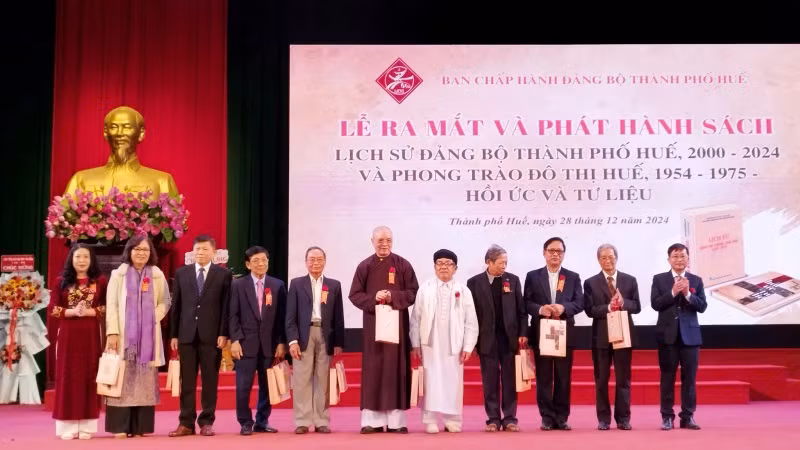 Lãnh đạo thành phố tặng sách đại diện các tôn giáo, nhân sĩ trí thức, các anh, chị trong phong trào đô thị Huế 1954-1975.