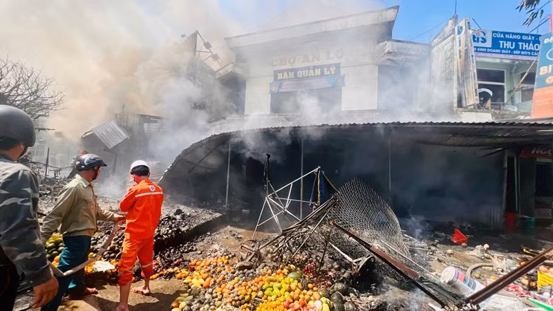 Đám cháy cơ bản được khống chế, tuy nhiên công tác làm mát và dập tàn lửa vẫn đang tiếp tục để tránh nguy cơ cháy trở lại.