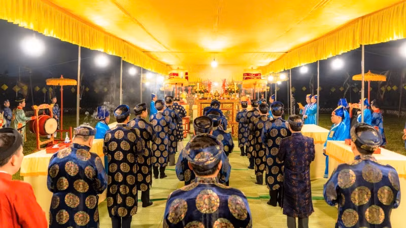 Những người tham gia Lễ tế Xã Tắc nghiêm cẩn với áo dài, khăn xếp.