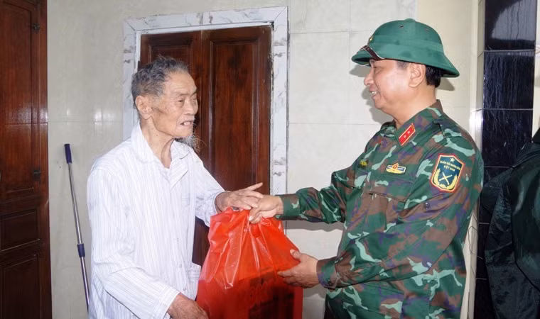 Trung tướng Hà Thọ Bình trao quà tặng gia đình chính sách, có công với cách mạng, neo đơn tại thôn Thủ Lễ 2, xã Quảng Phước.