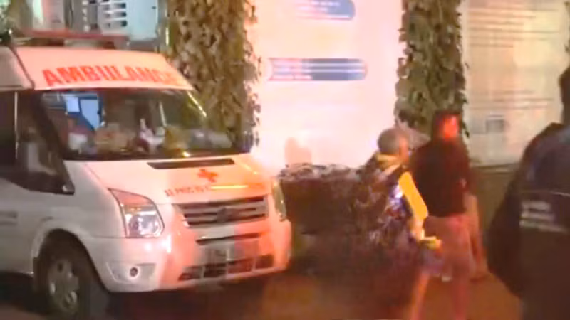 Sau khi phát hiện vụ tai nạn, người dân gọi xe cứu thương vận chuyển hai nạn nhân đi cấp cứu nhưng không qua khỏi. (Ảnh: CTV)