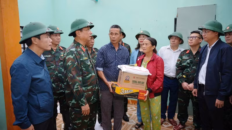 Đoàn công tác tặng quà cho hộ gia đình ông Phạm Vui, sinh năm 1969, trú tại Tổ dân phố An Cư Tây (thị trấn Lăng Cô).