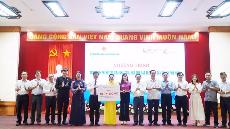 Lãnh đạo thành phố Huế, Quỹ Khởi sự Từ Tâm - Tập đoàn Kim Oanh và các ban, ngành chụp ảnh tại chương trình tiếp nhận kinh phí hỗ trợ xóa nhà tạm, nhà dột nát.