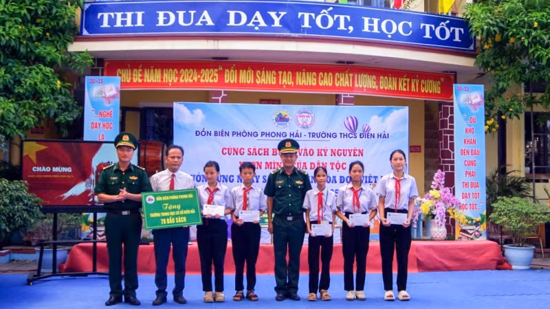 Đồn Biên phòng Phong Hải tặng sách và quà cho Nhà trường và các em học sinh.