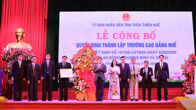 Thừa ủy quyền Bộ trưởng Lao động- Thương binh và Xã hội, lãnh đạo Tổng cục Giáo dục nghề nghiệp trao Quyết định thành lập Trường Cao đẳng Huế.