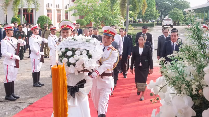 Lãnh đạo, chính quyền tỉnh Salavan dâng hương, dâng hoa các Anh hùng liệt sĩ.