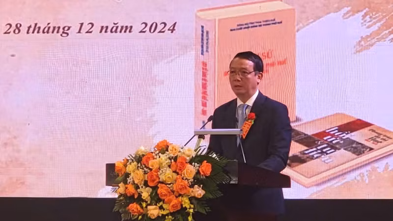 Bí thư Thành ủy Huế Phan Thiên Định phát biểu tại buổi lễ.