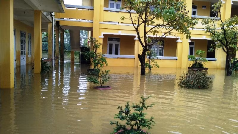 Mưa lớn, các trường nghỉ học để đảm bảo an toàn cho học sinh và giáo viên.