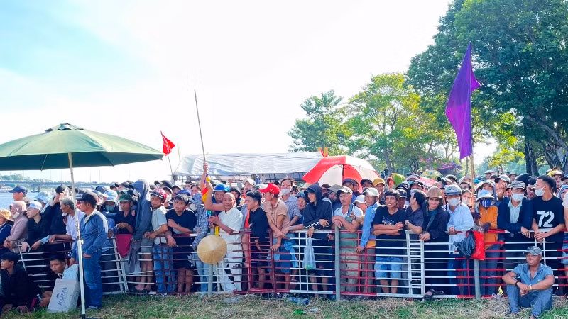 Hàng nghìn người dân và du khách đến xem và cổ vũ. Hàng nghìn người dân và du khách đến xem và cổ vũ.