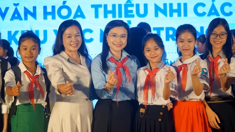 Các đại biểu cùng các em thiếu nhi chụp ảnh lưu niệm tại chương trình.