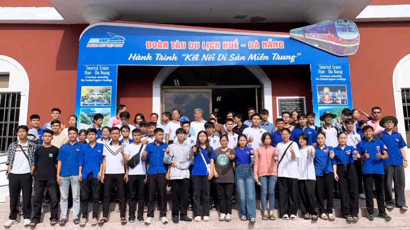 Đoàn tình nguyện viên tỉnh Thừa Thiên Huế trước giờ lên đường ra bắc hỗ trợ người dân thành phố Hải Phòng bị thiệt hại sau bão Yagi.