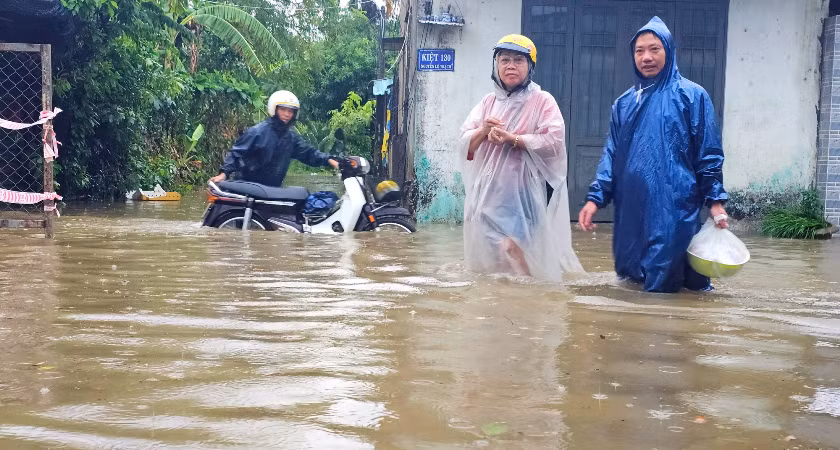 Nhiều tuyến đường ngập sâu, người dân đi lại khó khăn.