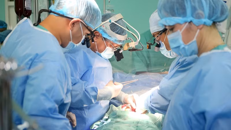 Sau 3 giờ 48 phút kể từ thời điểm rời lồng ngực người hiến, trái tim đập lại những nhịp đầu tiên trong cơ thể người đàn ông Quảng Nam.