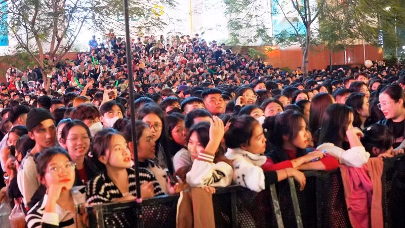 Hàng nghìn bạn trẻ dự sự kiện.