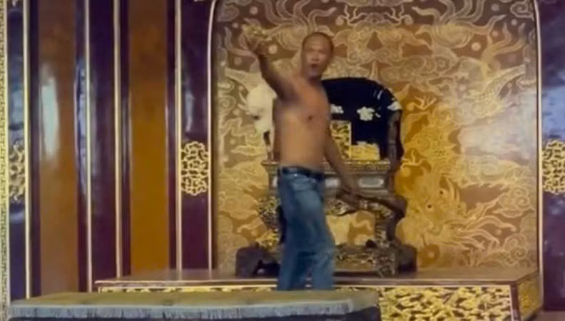 Ngày 24/5, đối tượng Hồ Văn Phương Tâm vào khu vực Điện Thái Hòa đập phá, làm hư hỏng “Ngai vua Triều Nguyễn”, hiện vật được công nhận là Bảo vật quốc gia.