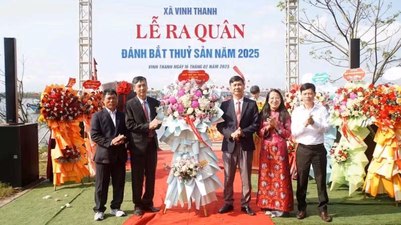 Lãnh đạo Đảng ủy, chính quyền xã Vinh Thanh tặng hoa chúc mừng ngư dân tham gia chuyến biển đầu năm.