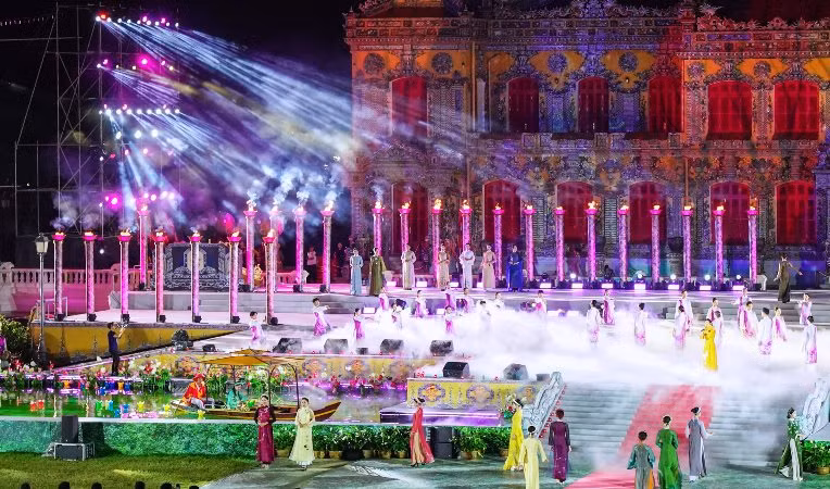 Bữa tiệc của âm thanh và ánh sáng mang còn là lời cảm ơn dành cho những người bạn gần xa đã đến với mảnh đất Cố đô.